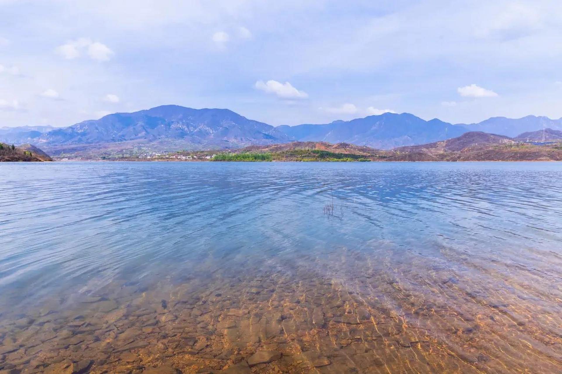 石家庄赞皇县白草坪水库又名翠屏湖,锁云湖,位于该县西南部山区,槐河
