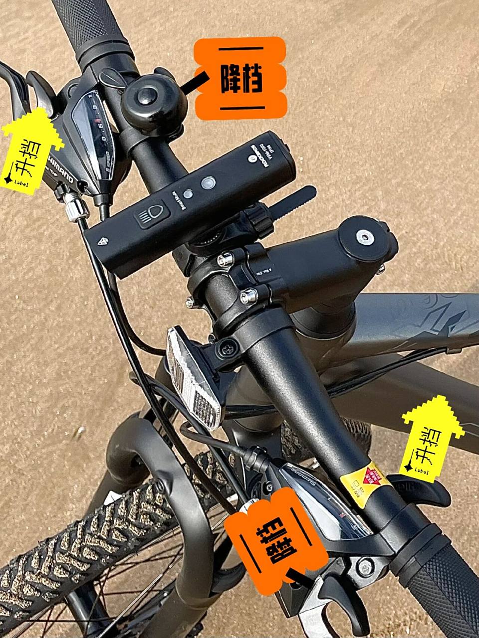 自行车调档(27速) 左手调节前齿盘档位,上档片-降档,下档片-升档.