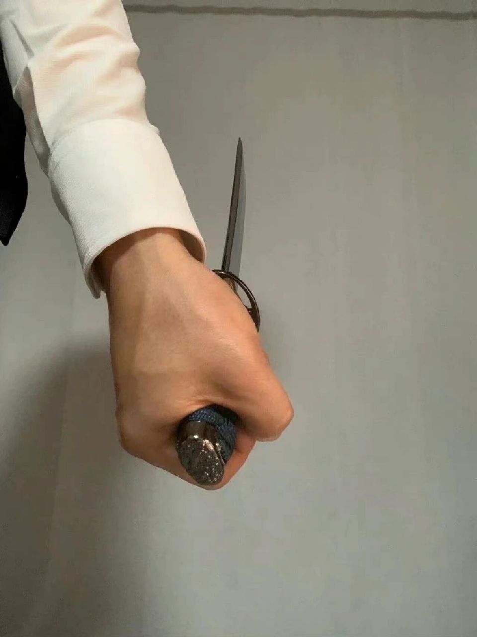 帅气的握短刀手势参考 77解锁更多绘画参考,让你的画面更有设计感!