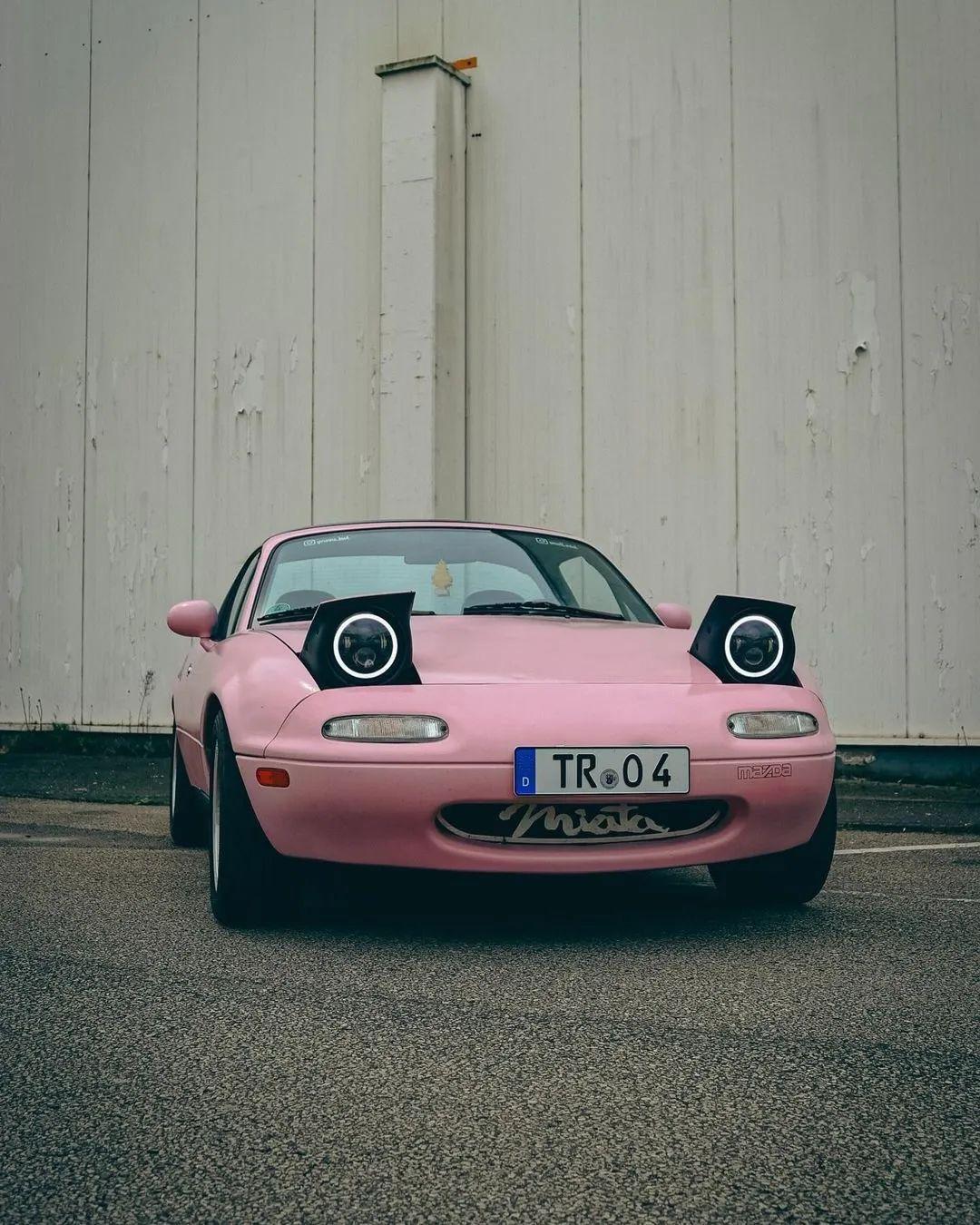 有一种流行已久的轻量化双门双座敞篷跑车叫roadster,其中代表作之一