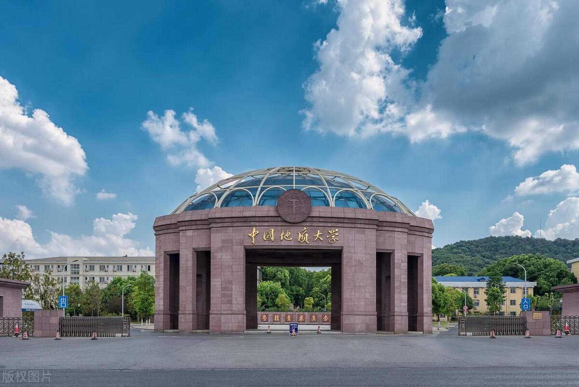 中国科学院大学在全国高校综合排名中位列第3,超越了南京大学和华中