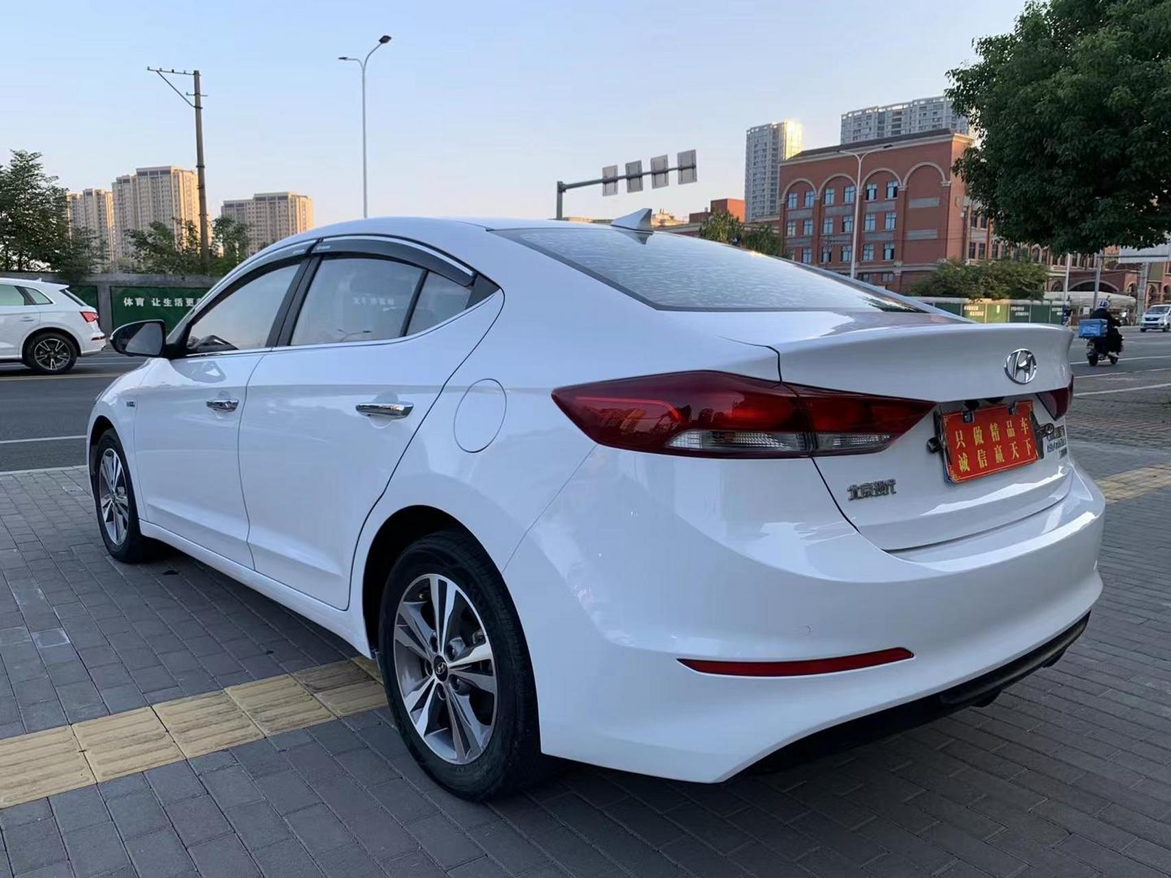 客户置换车,18款现代领动,18年3,新车落地15万多,高配的,内外95成新.