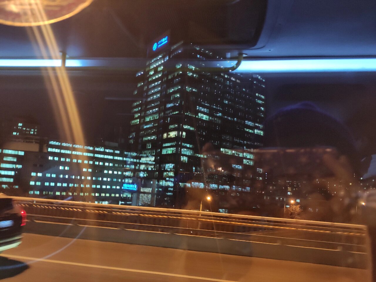 在公交车上看窗外的景色很美! 有些工作机会,自己想尝试,就去行动吧!