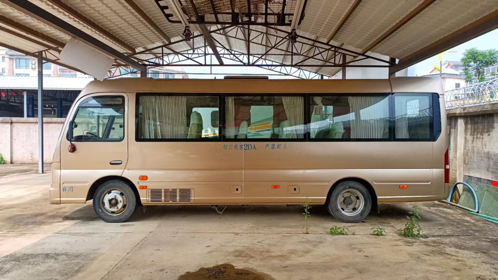 外摆门,宝马香槟色金属漆, 公里数:19698 公里现代康恩迪客车车模