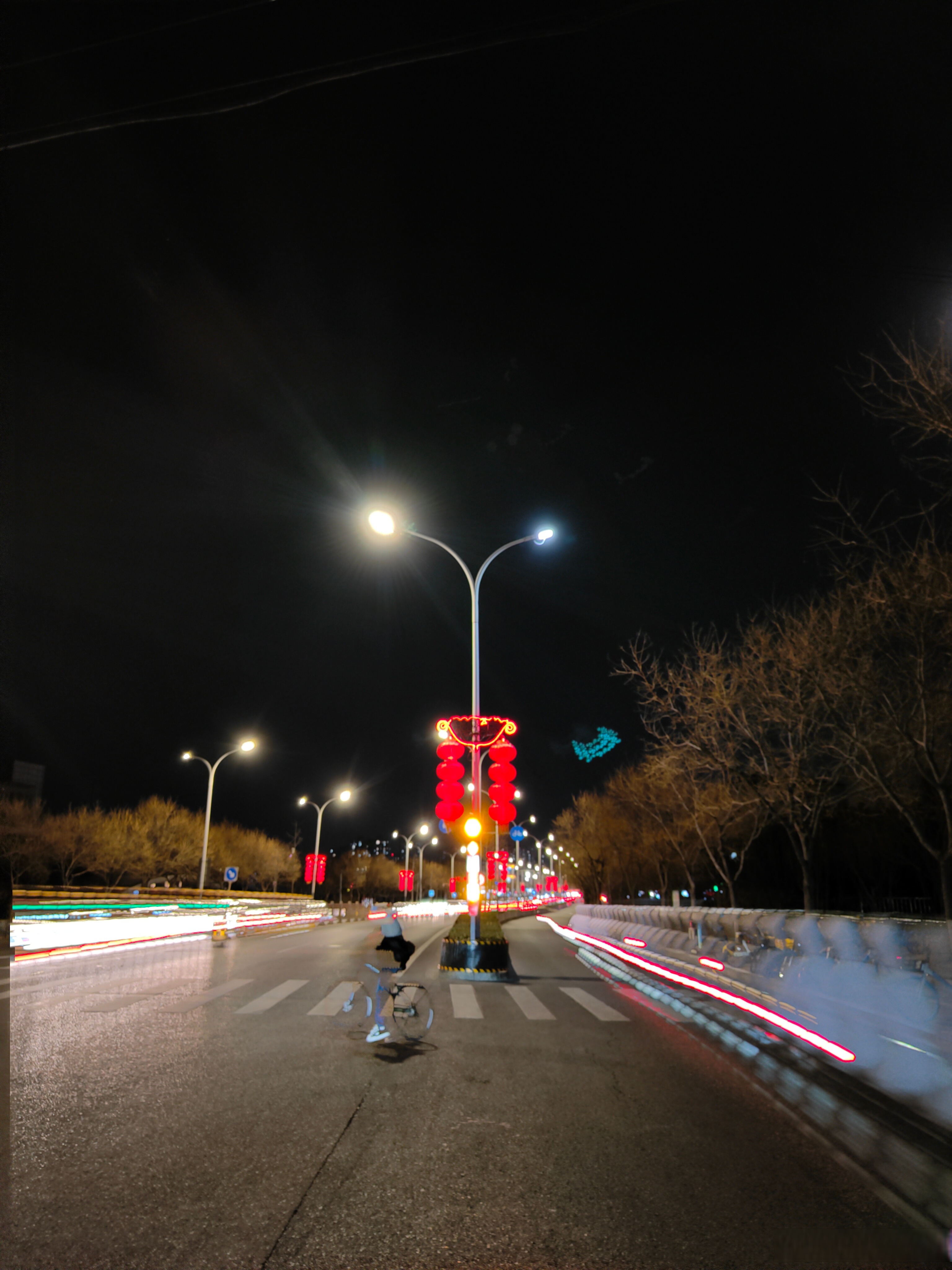 月满京畿人似玉, 风清客路梦如烟. 长街漫步寻佳景, 远巷徐行感旧年