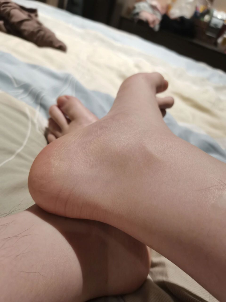 脚踝内侧下面有块骨头凸出 昨天洗澡发现的,两只脚不一样,左脚下面摸