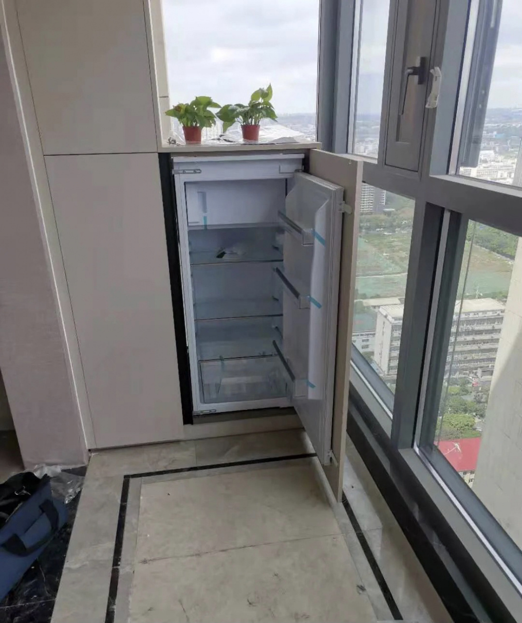 冰箱对着阳台图片