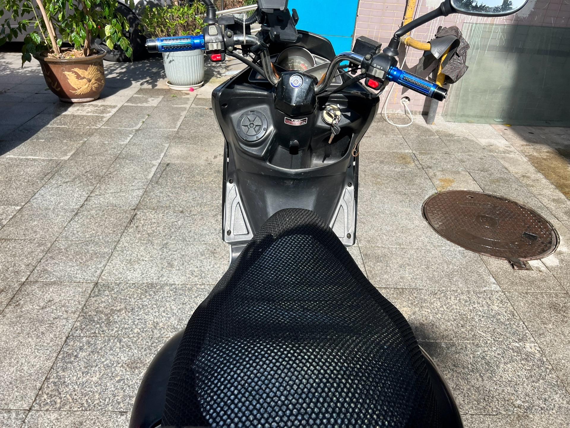 金翌牌150踏板车,加装尾箱两个手机支架,改装手把堵头,坐垫套子,手续