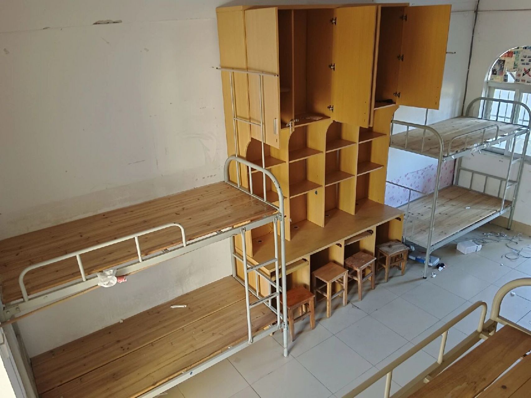 梧州学院a10宿舍 图1~图4:  a10宿舍内部 图5:  a10宿舍全貌 图6~图9