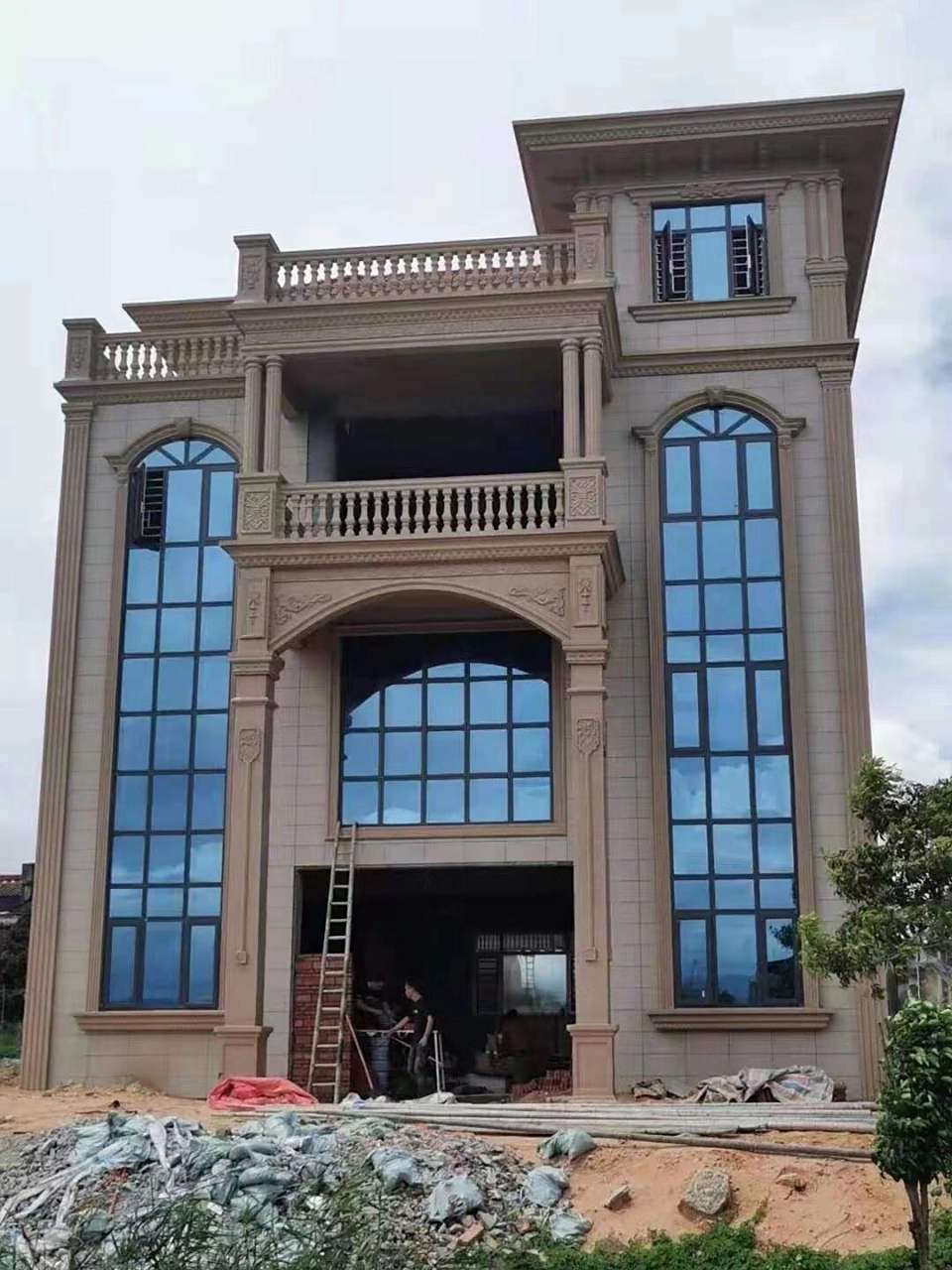 陆丰大别墅安装完毕,108断桥平开窗77福特蓝镀膜玻璃效果杠杠的96