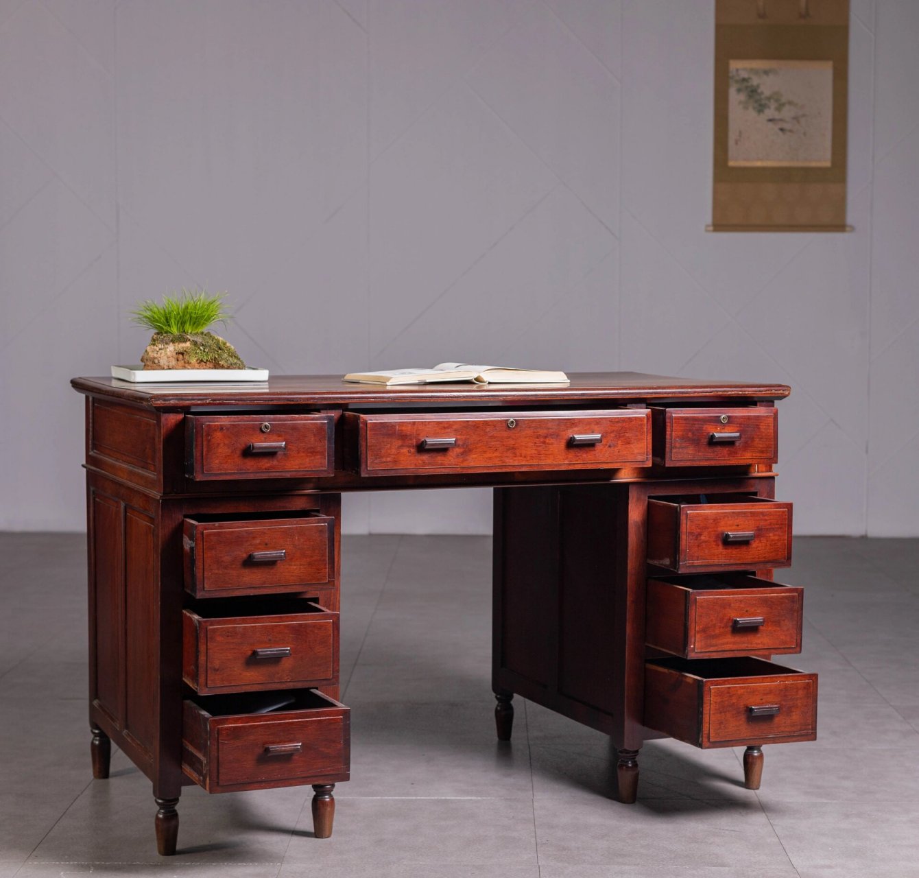 清晚民国 老红木大红酸枝三拼式写字台 【详情】:办公桌在家具中,是一