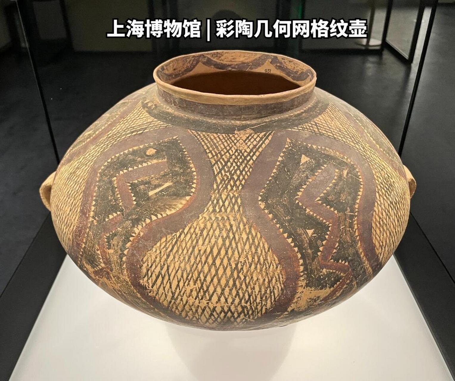 基础信息 【名称】:彩陶几何网格纹壶 【所属】:上海博物馆东馆