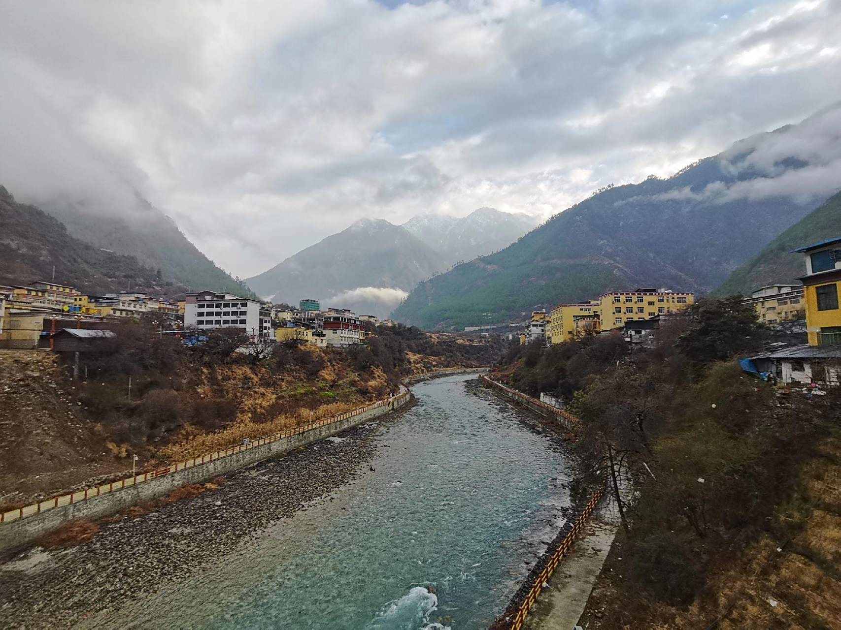 察隅县,全县人口不到3万,出租车一共10辆,森林植被丰富,天然氧吧.