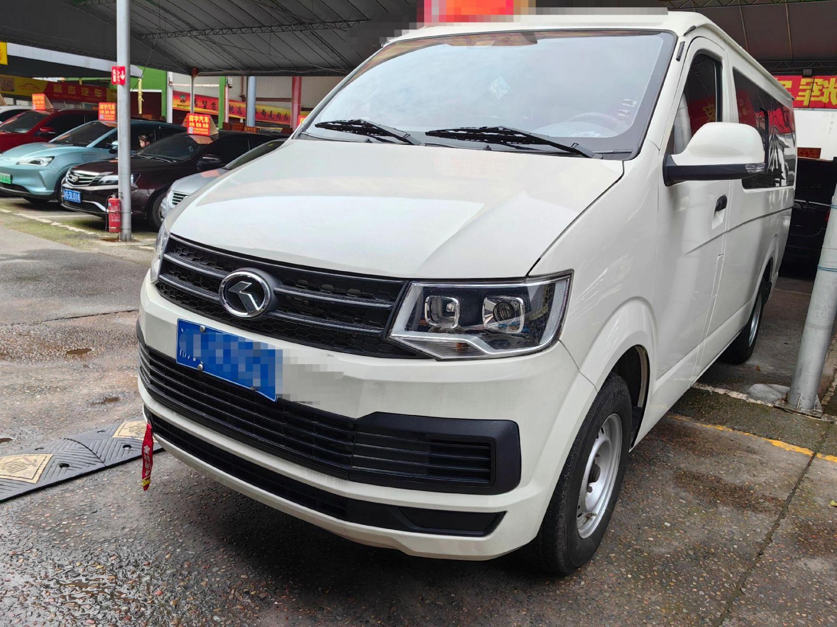 油气两用的大型商务车上户1年时间.