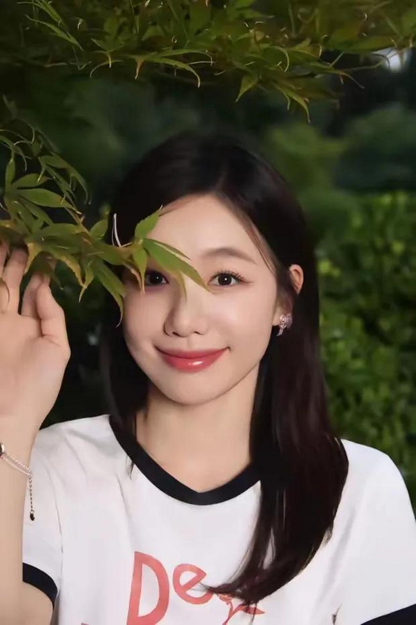 小彩虹徐梦洁晒写真美照,穿得粉粉嫩嫩的,嘴角弯弯,阳光活力!