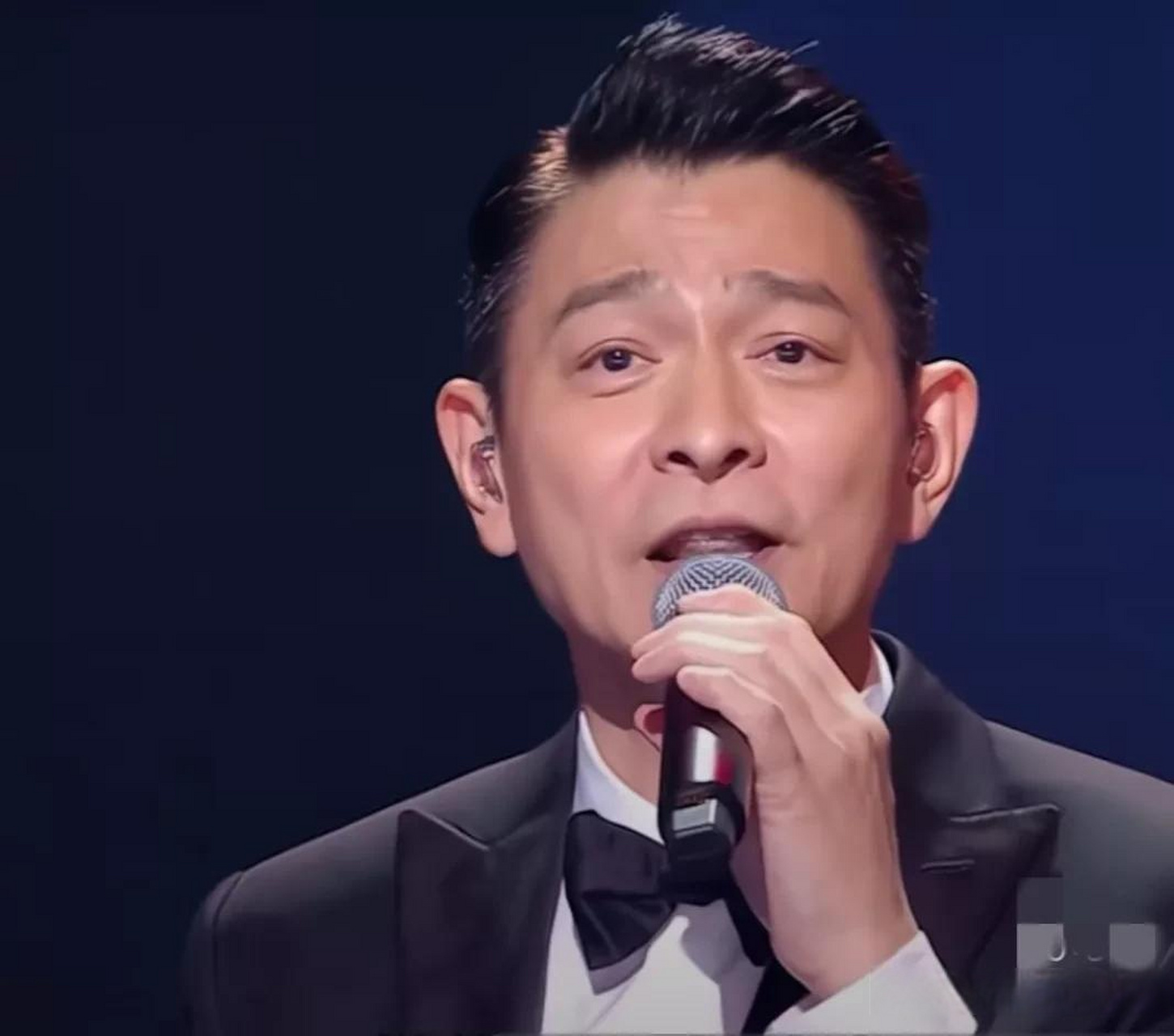大湾区音乐晚会在香港举办,刘德华再唱《中国人》,依然听得热血沸腾!