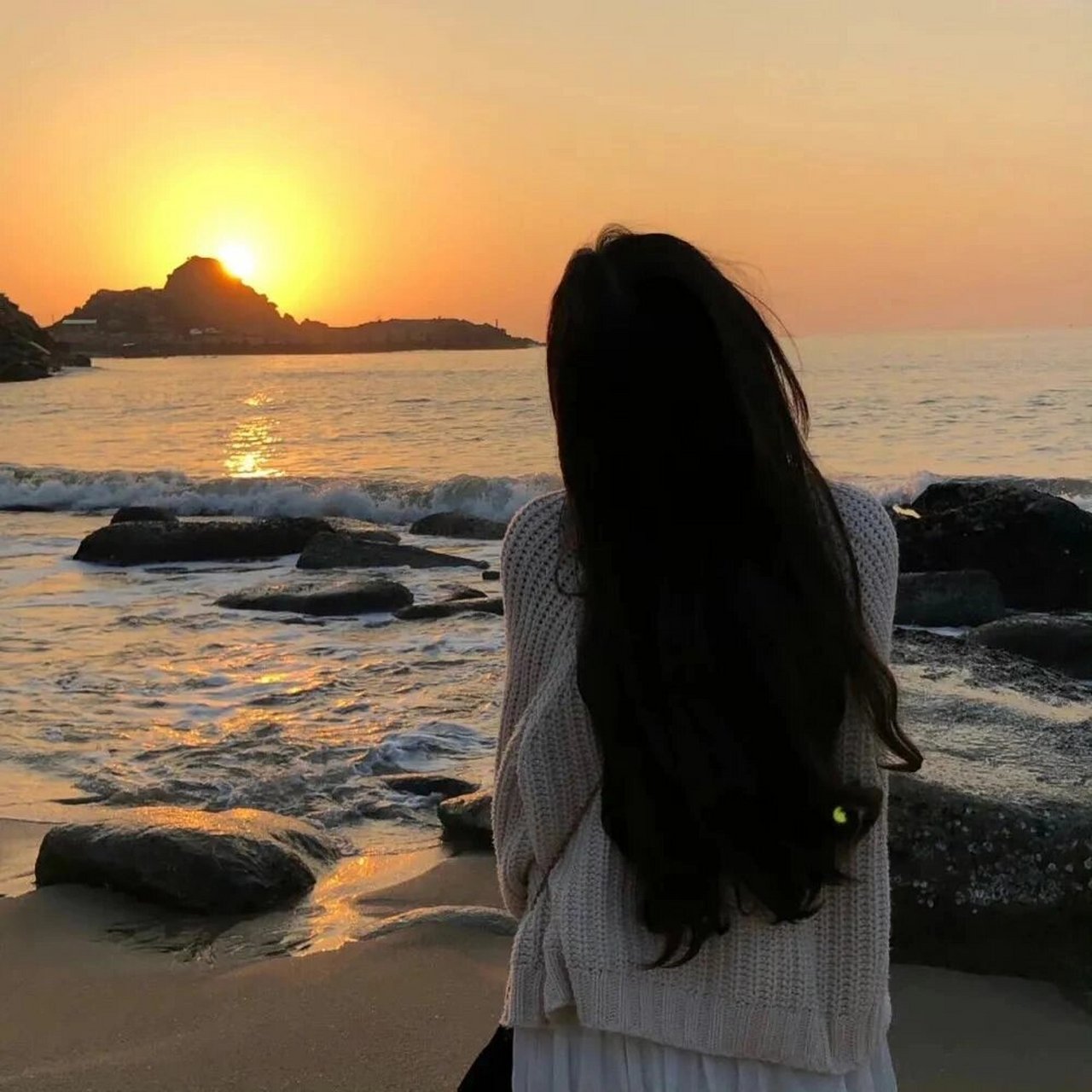 唯美夕阳下的女生头像    太阳不是突然落山,热爱和期待也是.