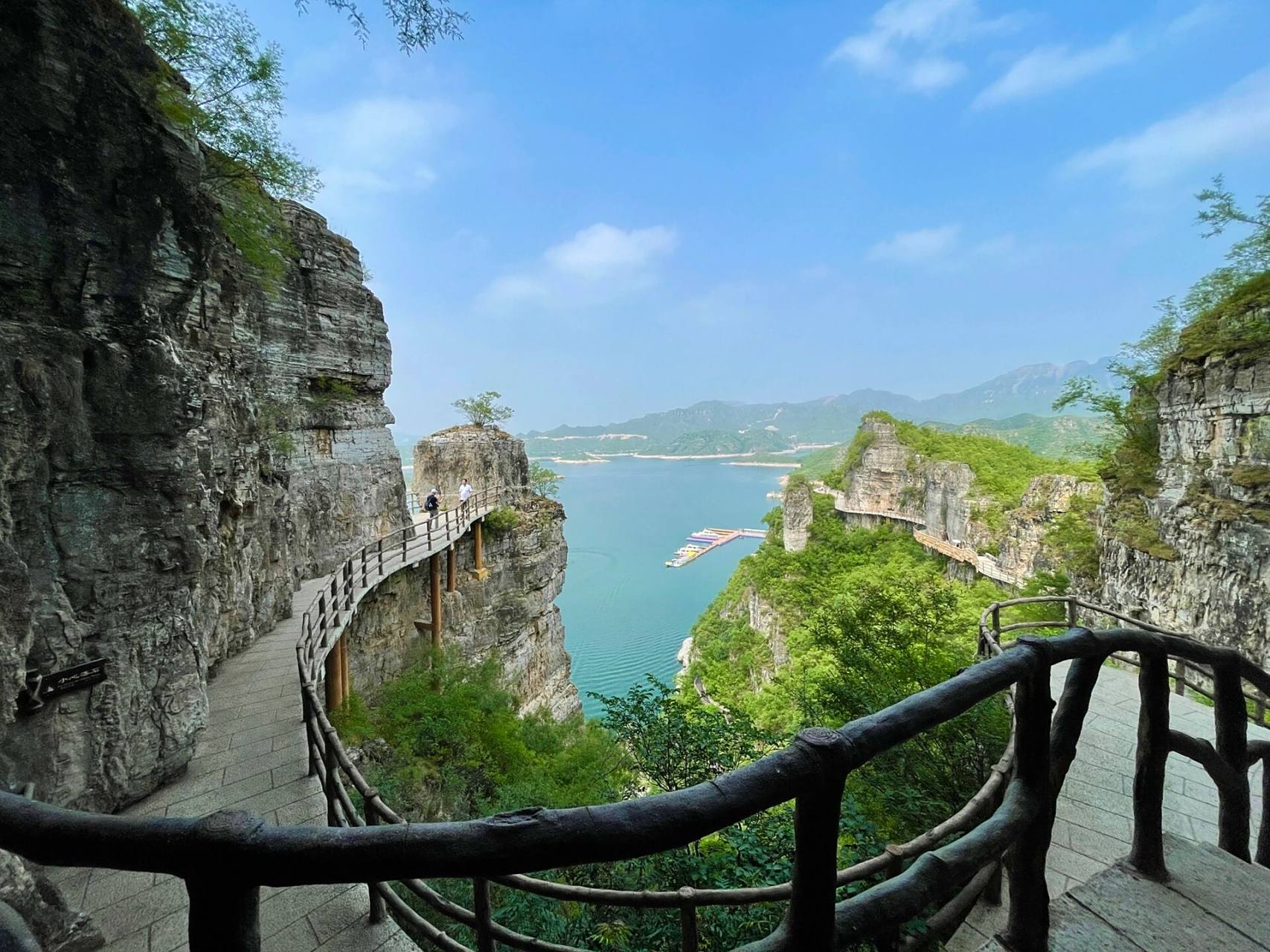 从河北白沟出发大概一个半小时车程到达易水湖景区