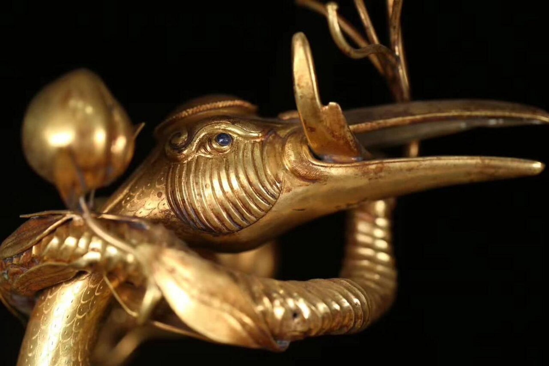 清代铜鎏金仙鹤烛台,以其超凡脱俗的姿态与精湛绝伦的工艺,成为了传世