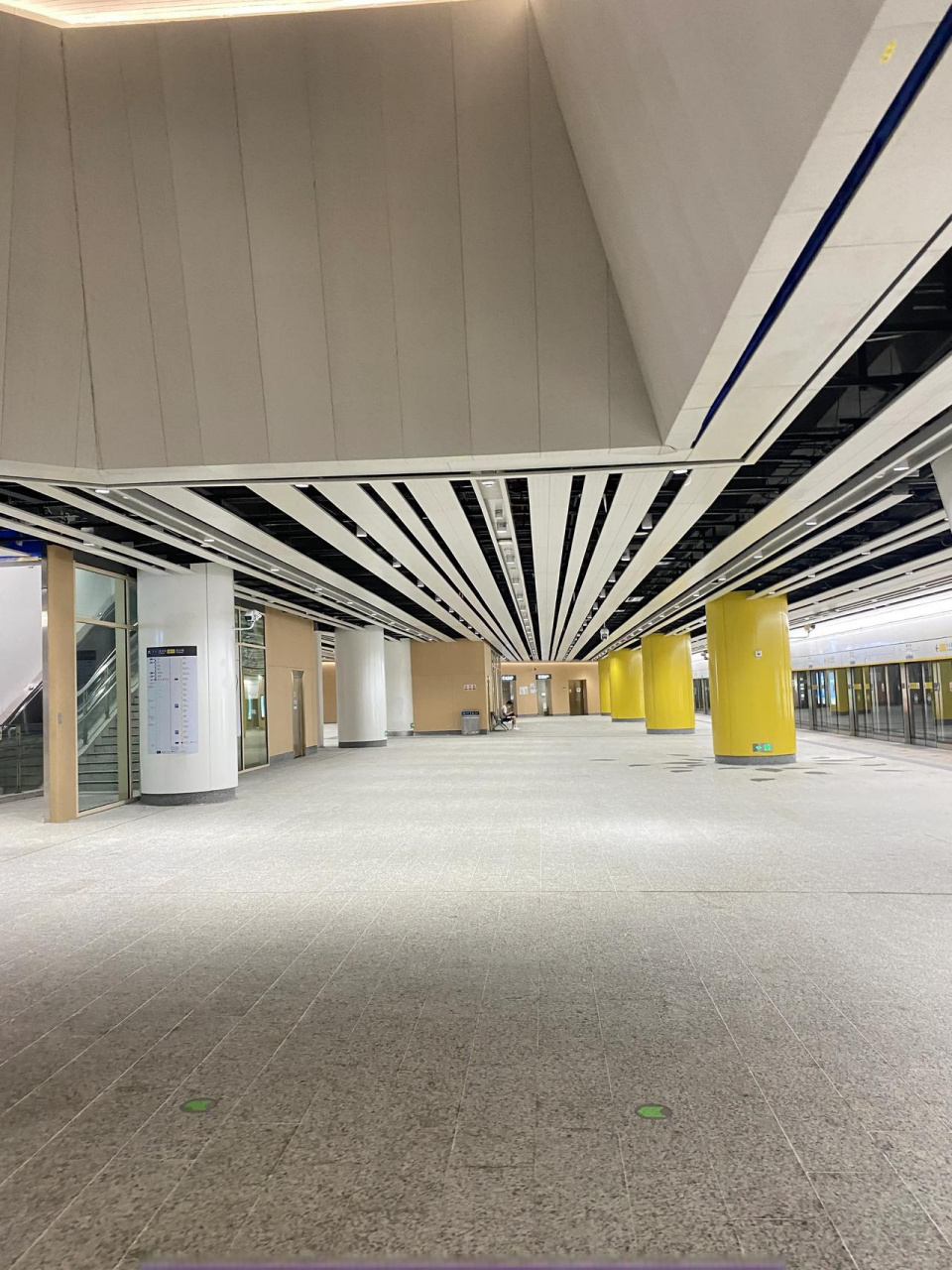 地铁站去过不少,印象里就是狭窄,人挤人,但深圳黄木岗站刷新了印象