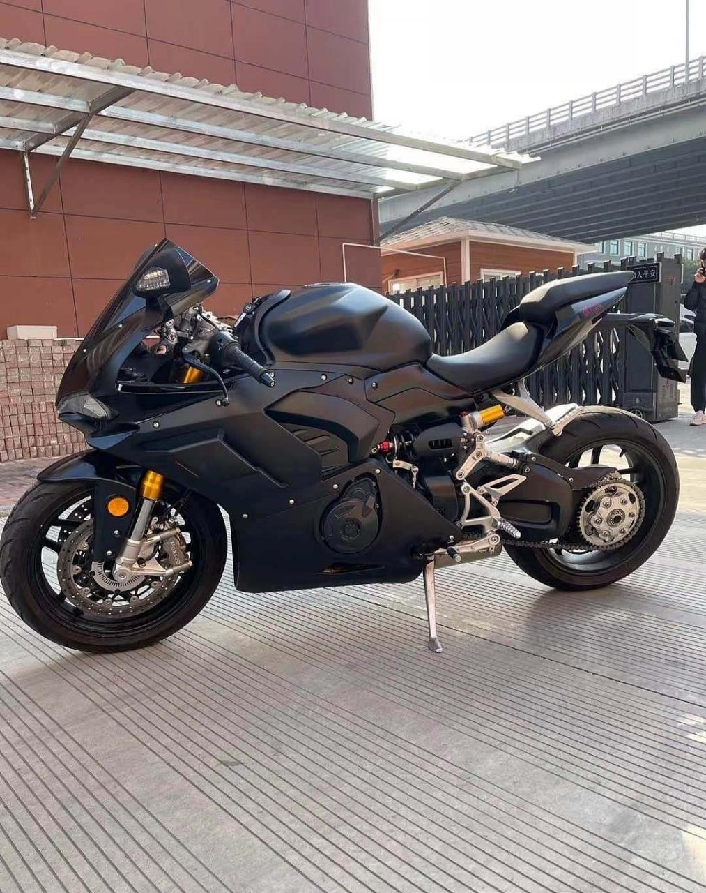 接受预定!国产高性价比大排量四缸重机车.