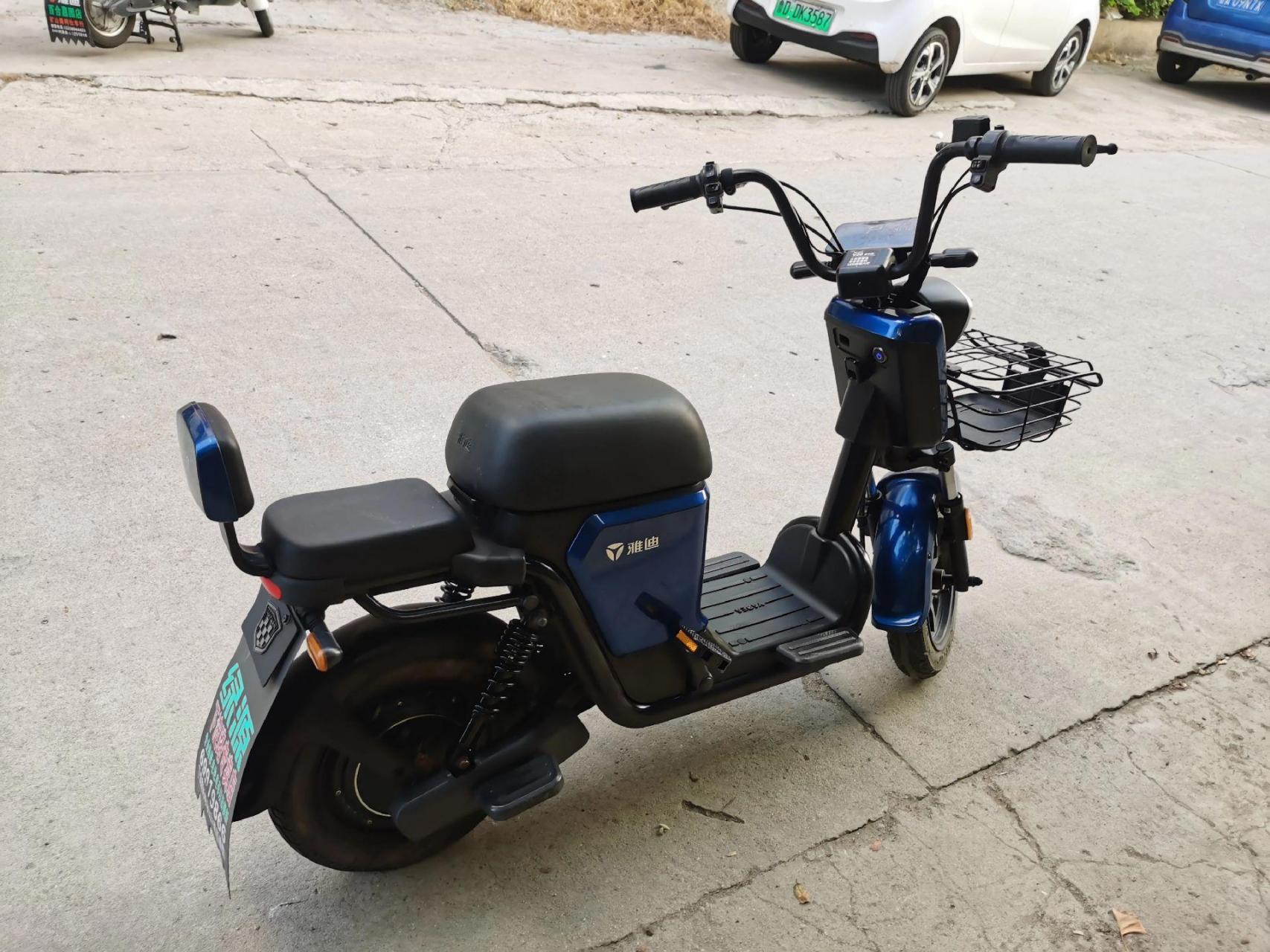 雅迪v20豪华版,48v20a锂电池,续航三四十公里,前碟后鼓刹车,液晶仪表