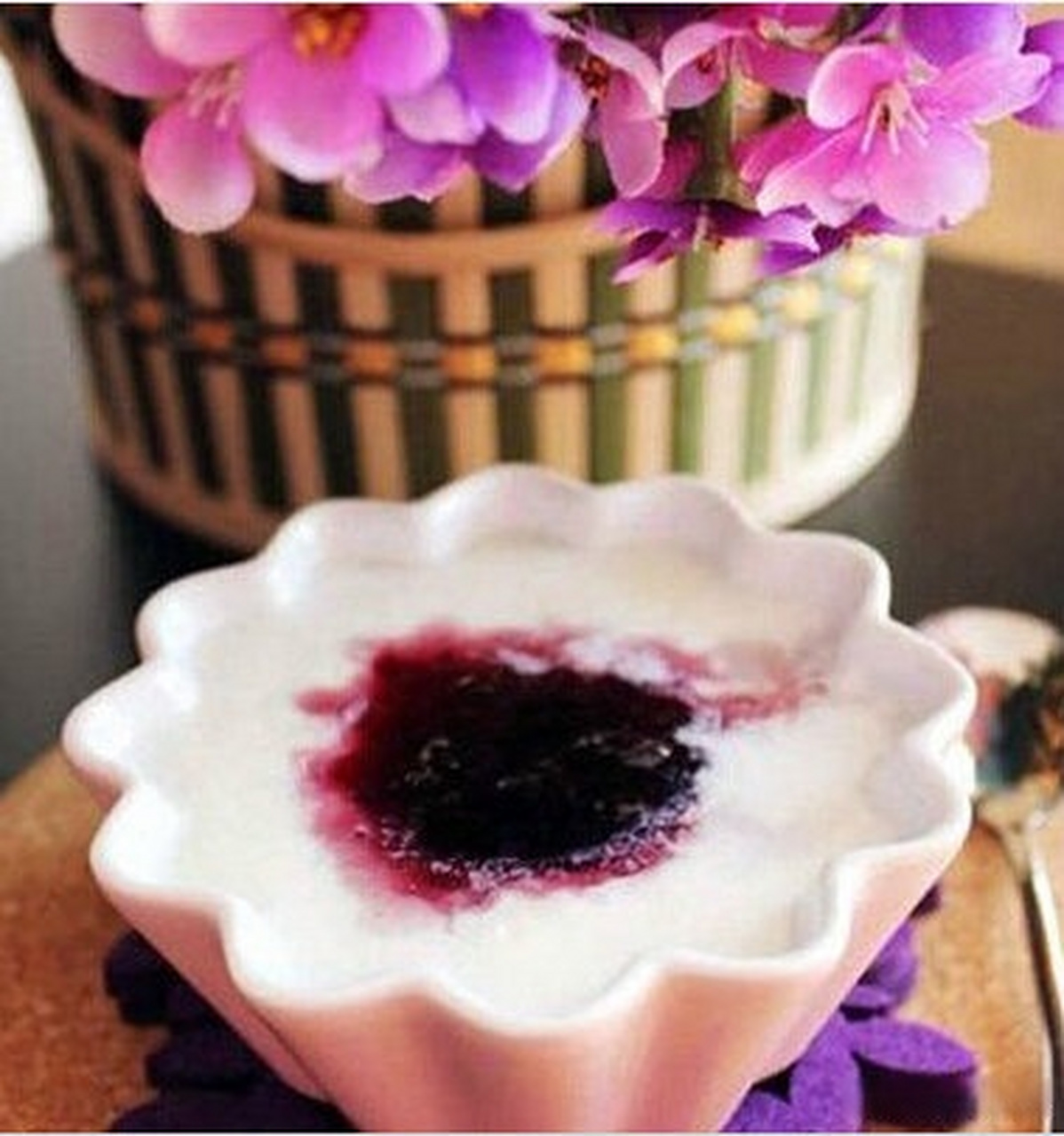 【蓝莓双皮奶】1,蛋清打匀.2,牛奶倒入奶锅,放火上小火加热煮开关火.