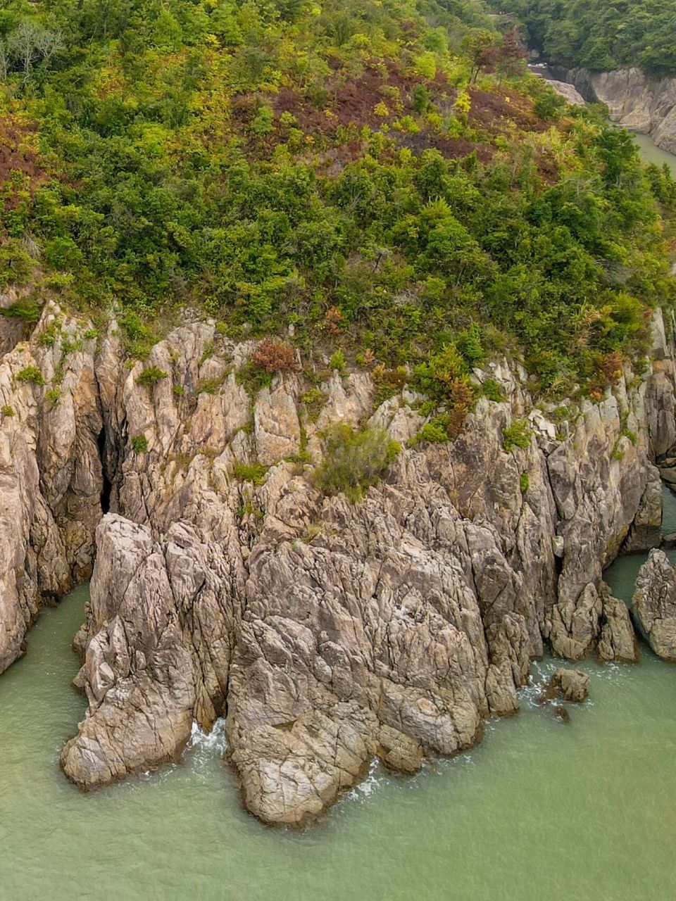 鹿西岛道坦岩红石公园,有岩石地貌景观和海蚀海积景观两大类,其中又有