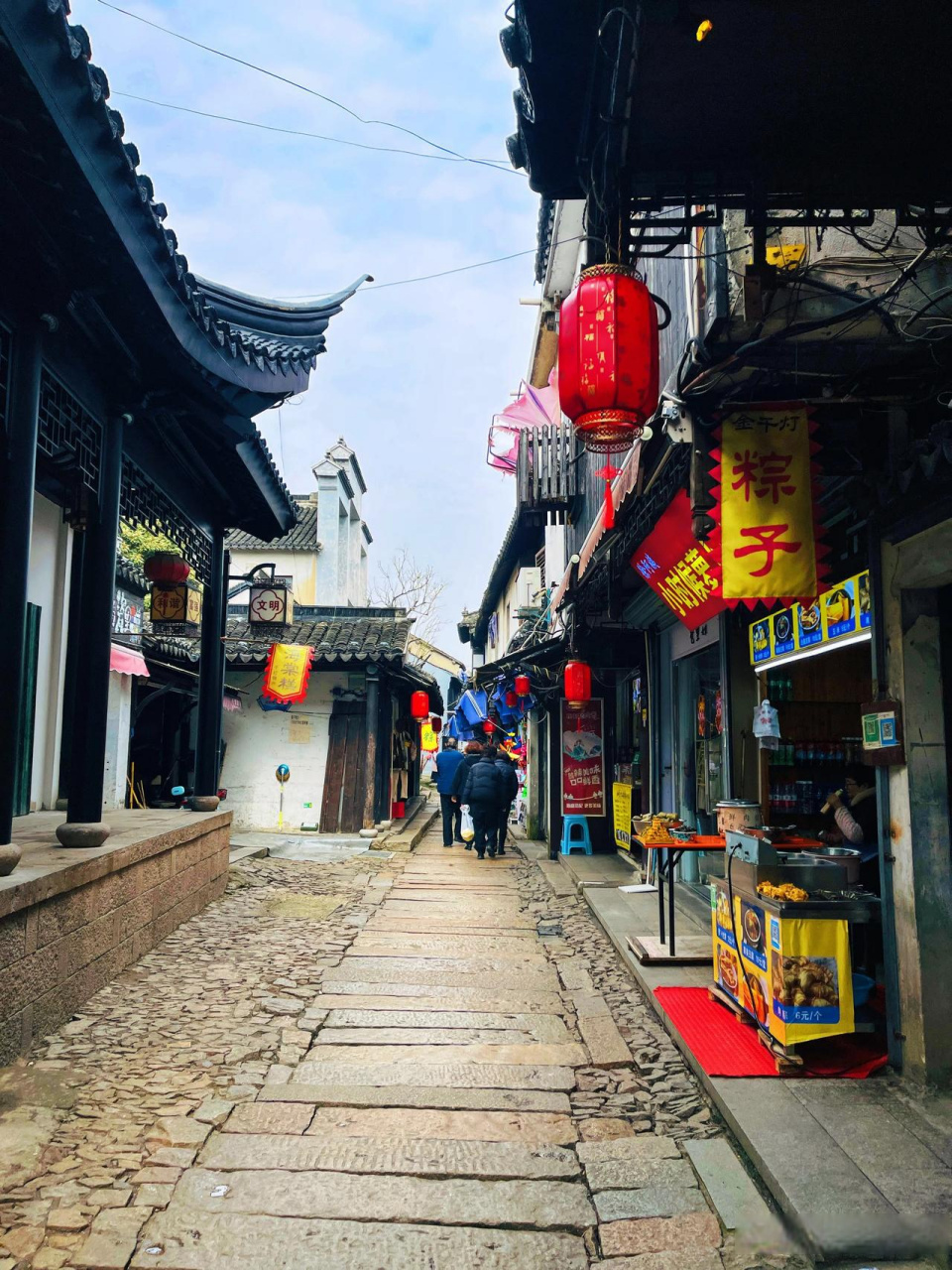 千灯古镇,隶属江苏昆山市,据说原来叫"千墩",因当地人"墩"和"灯"芬趑