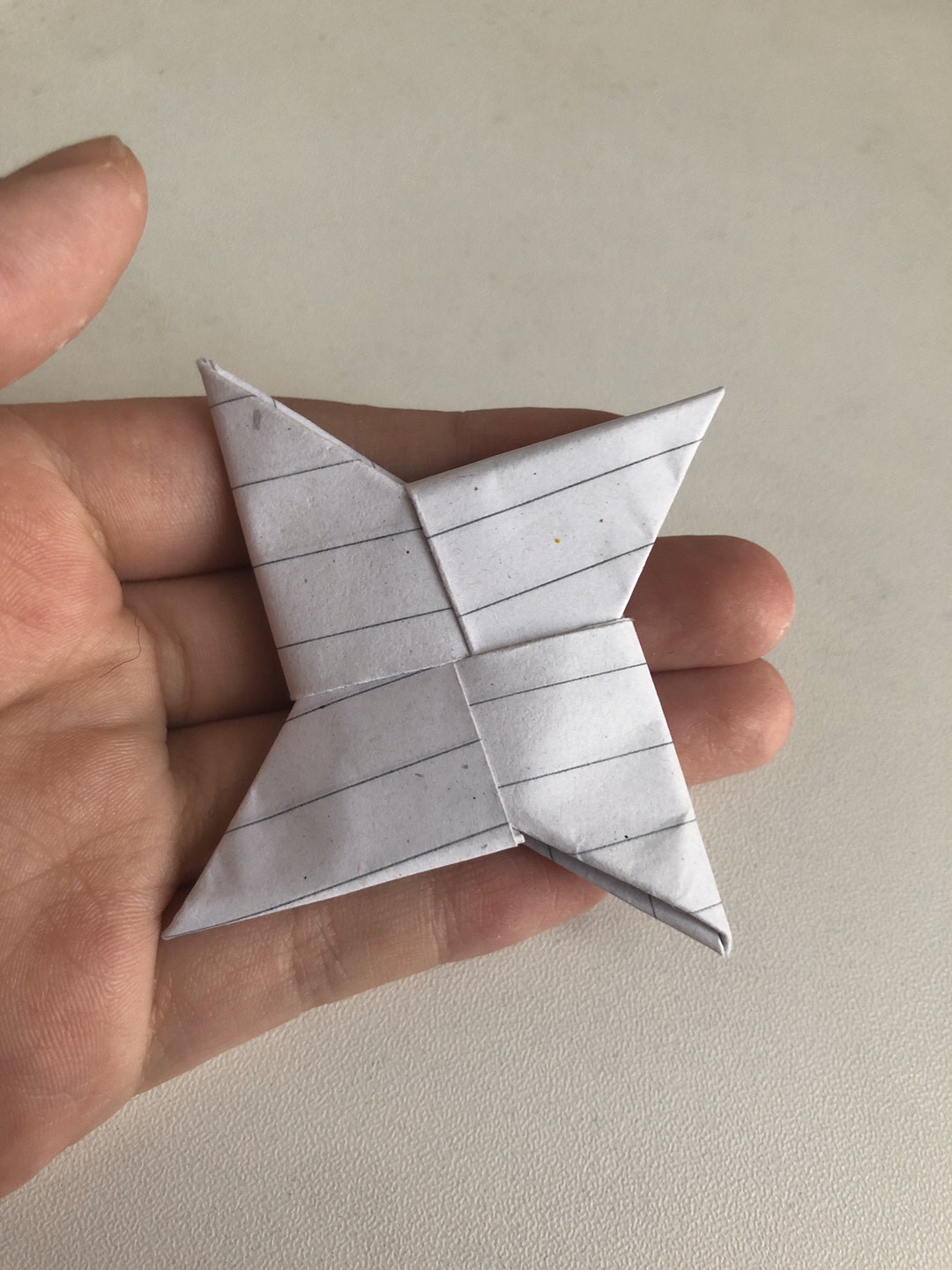 折纸忍者飞镖来咯，用两张纸就能折出来，折法超级简单哦