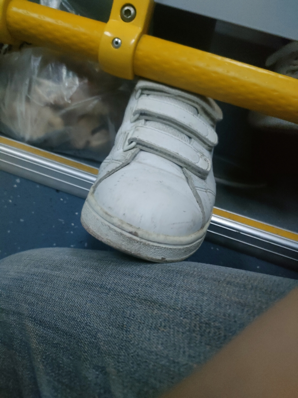 我坐公交车被女的穿鞋踩了一路,最后脚直接踩我手指上了 还来回擦