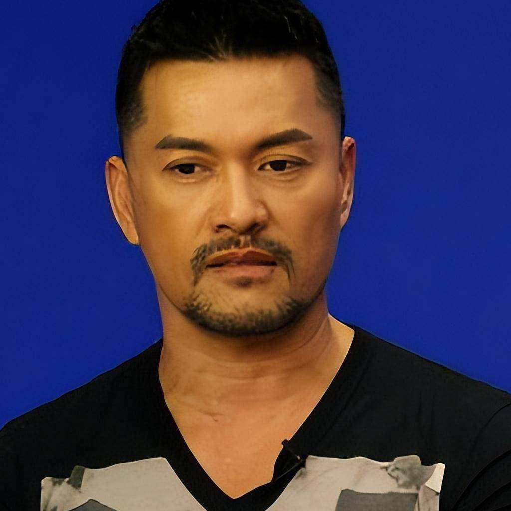 61岁的关之琳与68岁的吕良伟同框，颜值依然在线，保养得相当丝滑