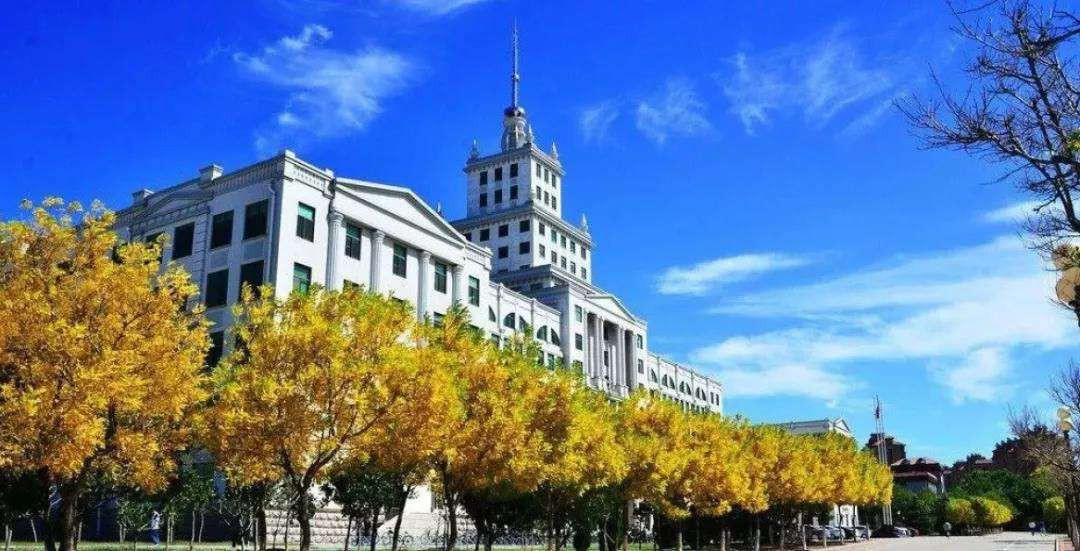 大—新生带大家参观哈工大，寝室宽敞明亮，配套设施齐全