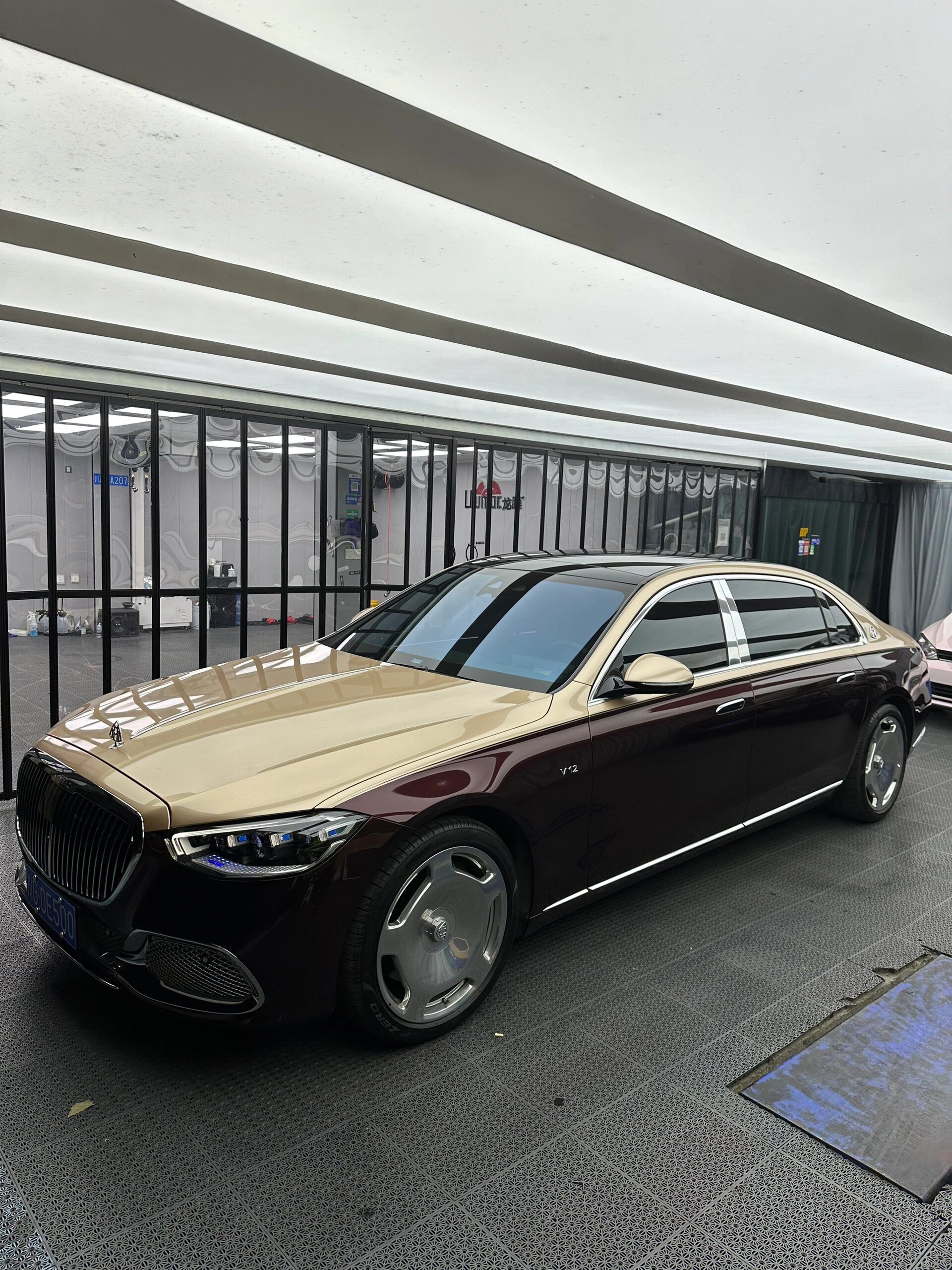 迈巴赫s680 经典双拼色 迈巴赫s680黑玫瑰双拼香槟金,气质拿捏的死死