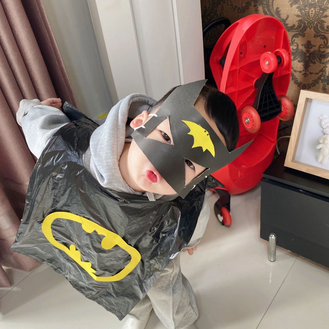 幼儿园男宝宝环保时装秀—蝙蝠侠 1,需要两个大的黑色塑料袋,然后两张
