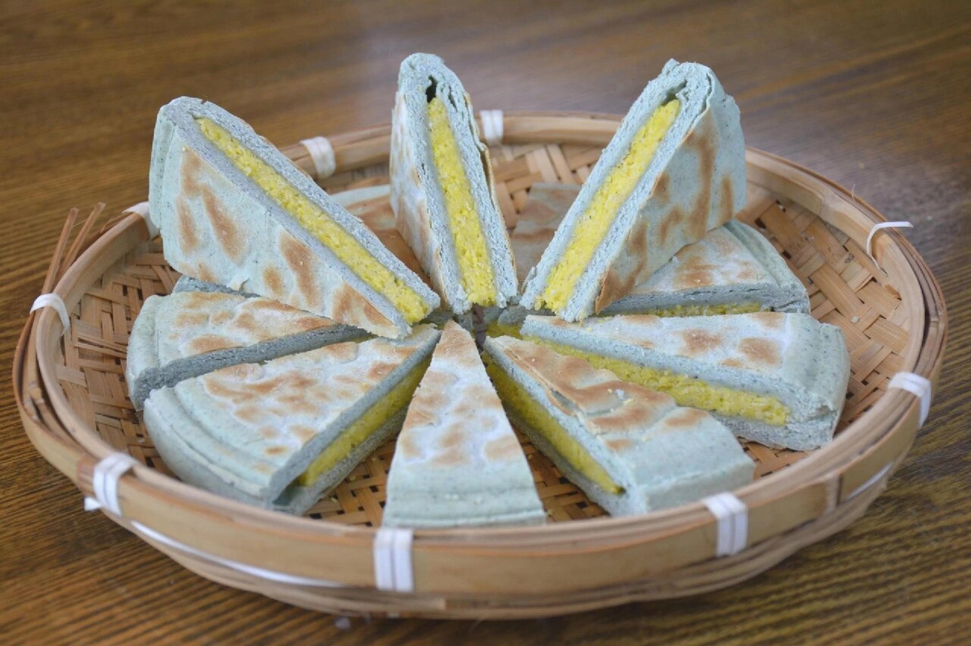 青稞烙饼 外面是青稞饼皮,有淡淡的香味,里面加了黄小米,糯叽叽的,蒸