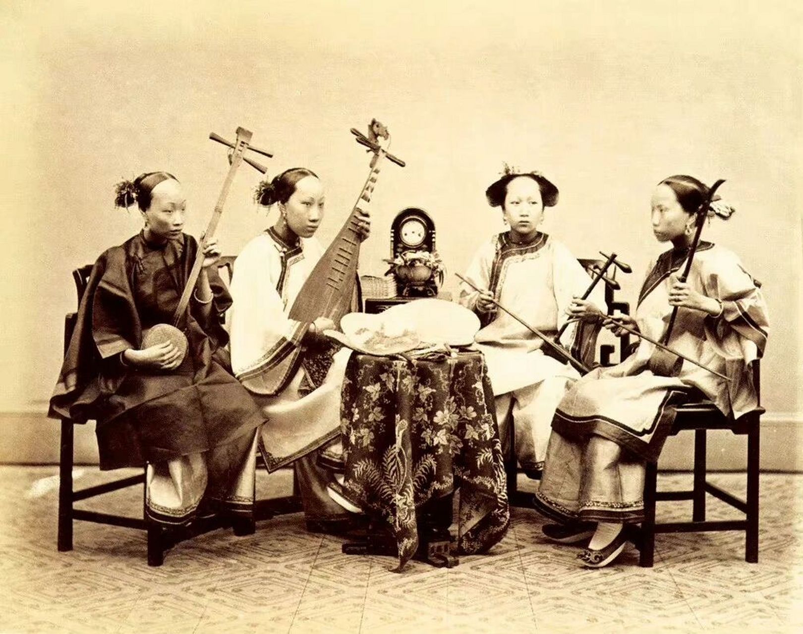 清代女乐师,约1870年代 摄影:埃米尔·瑞斯菲尔德#老照片# #摄影