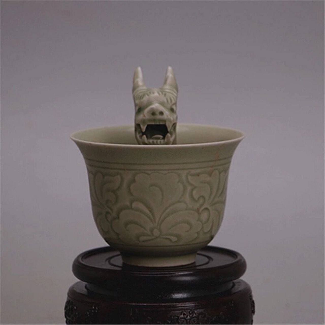 耀州窑雕刻龙头公道杯 规格:高9厘米 口径8.5厘米 底径3.5厘米