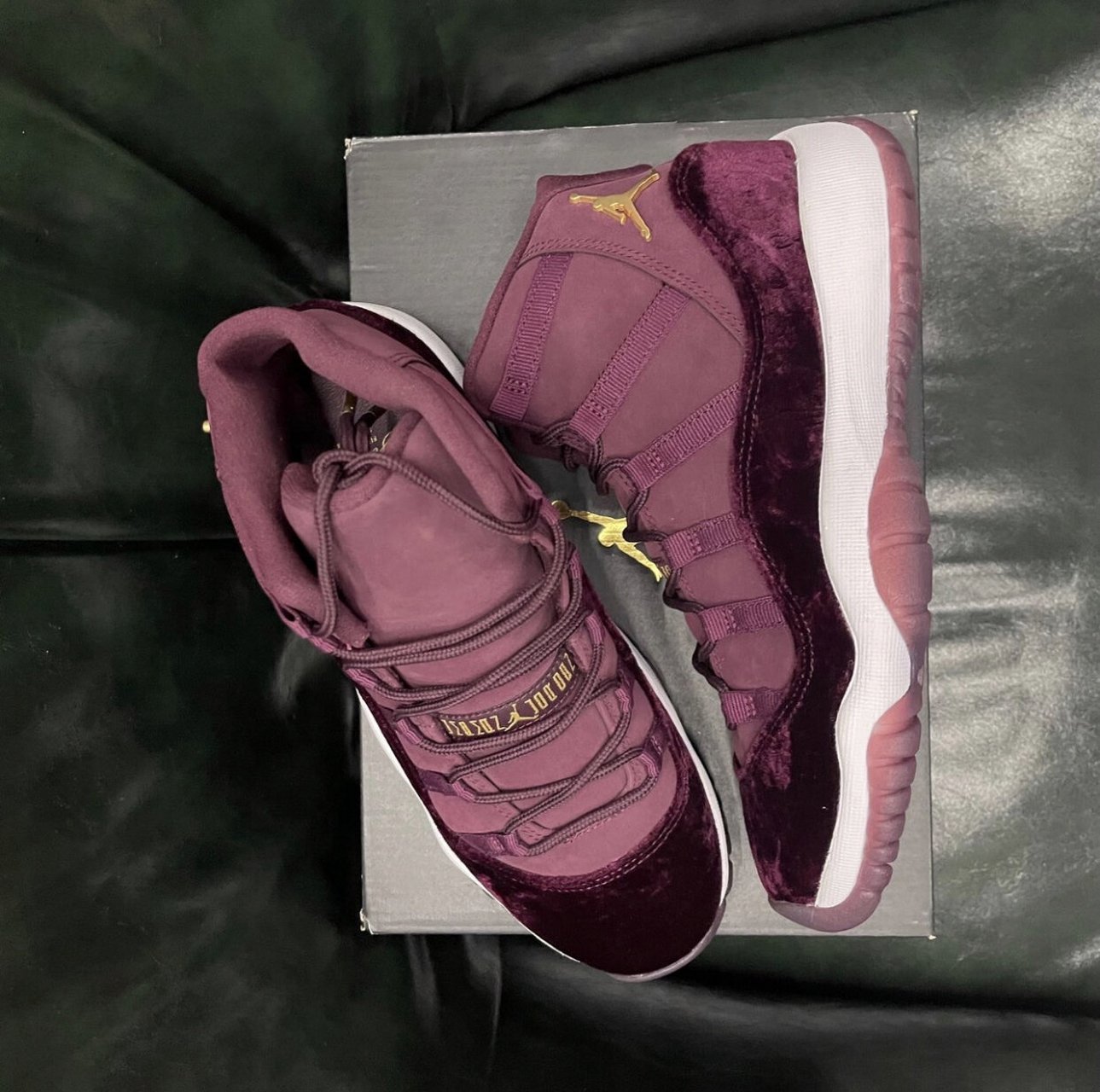 借蓝丝绒的光和热度 发下aj11红丝绒 07颜值方面 经典的十一代鞋型