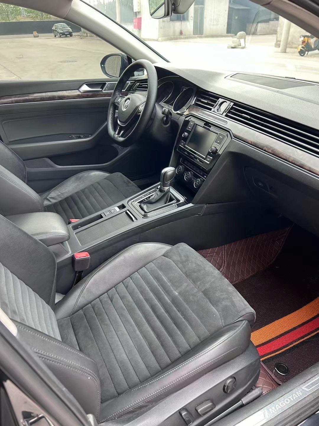 18年大众迈腾330豪华版,翻毛皮双拼电动座椅带加热,四门无钥匙进入