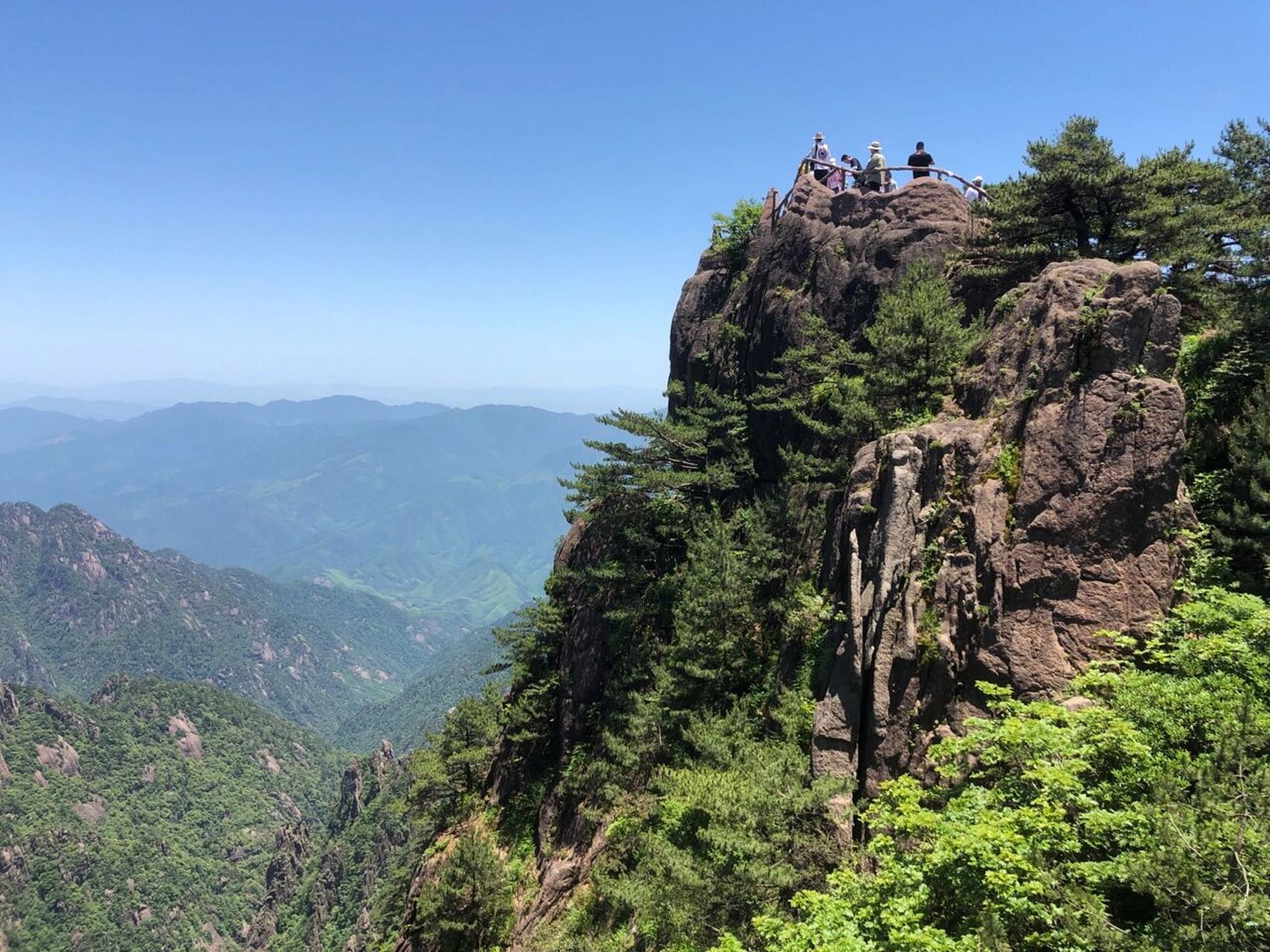 【光明顶】是黄山的主峰之一,海拔1860米,为黄山的第二高峰,与天都峰