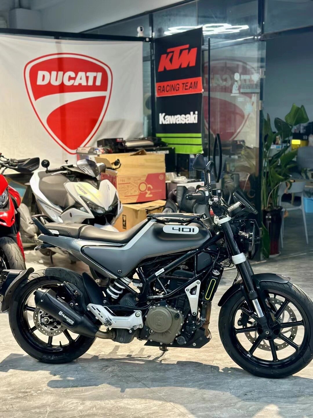 22年胡斯瓦纳 黑箭401     2180090出售 22年胡斯瓦纳 黑箭401 几千