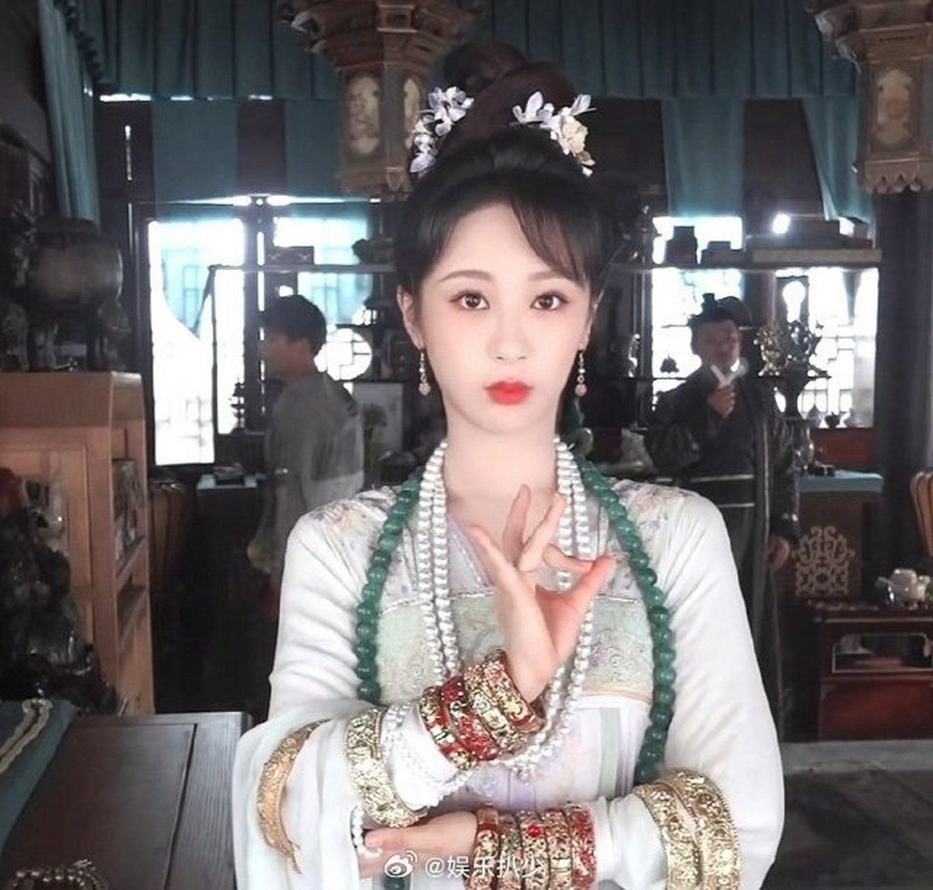 杨紫的面相压不住这么富贵的装扮.