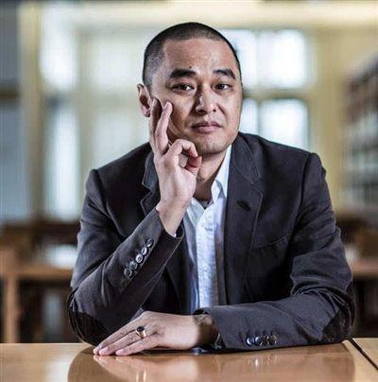 在宋林华润董事长出事之前几天,冯唐一直佩戴着一块珍贵的古玉.