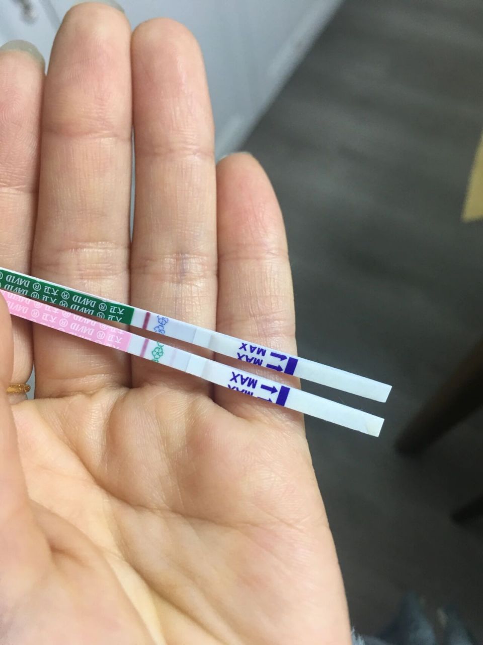 移植囊胚第五天的排卵试纸和验孕试纸 这是传说中的意念灰吗?