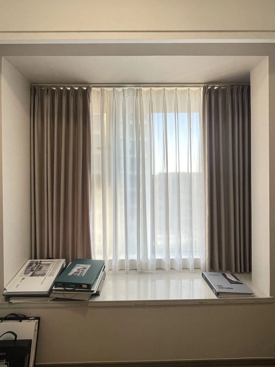 飘窗上又没有窗帘盒,最主要的是窗户还是内开窗,装窗帘的时候,轨道会