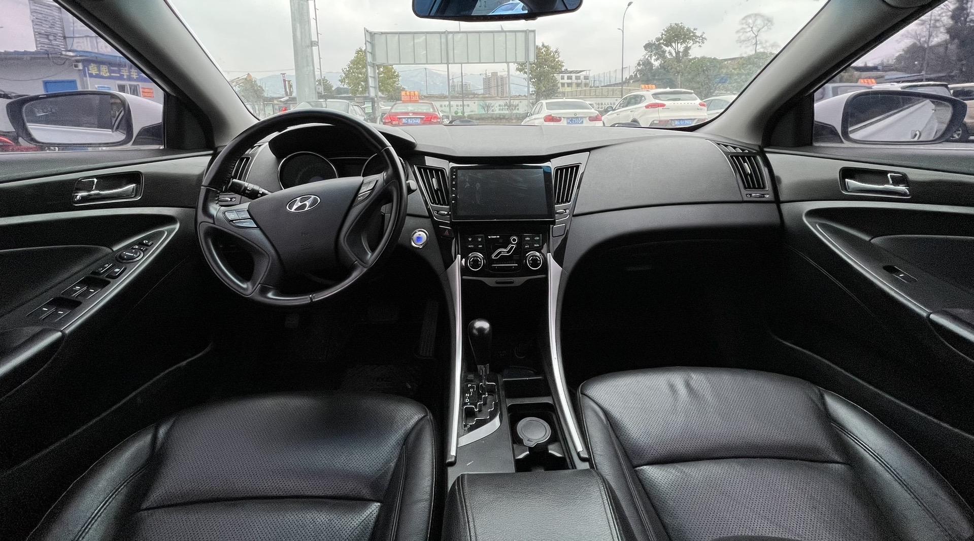 拿下现代索八.13年上牌.排量2.4自吸.自动全景天窗