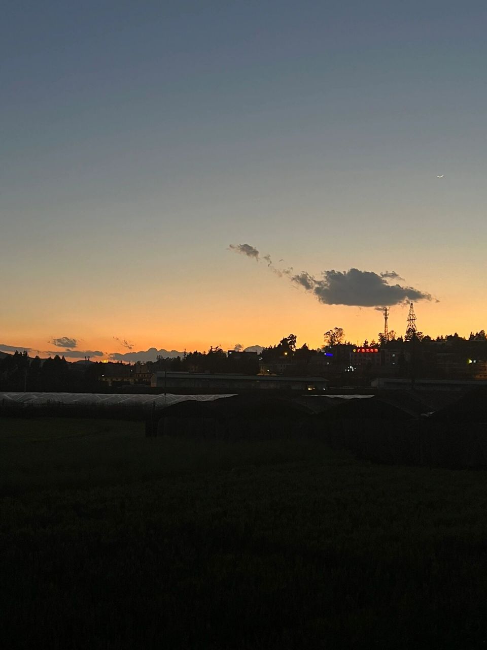 广通北,到村里了 风景宜人啊出站来 只有俩小商店吹着风终于远离城市