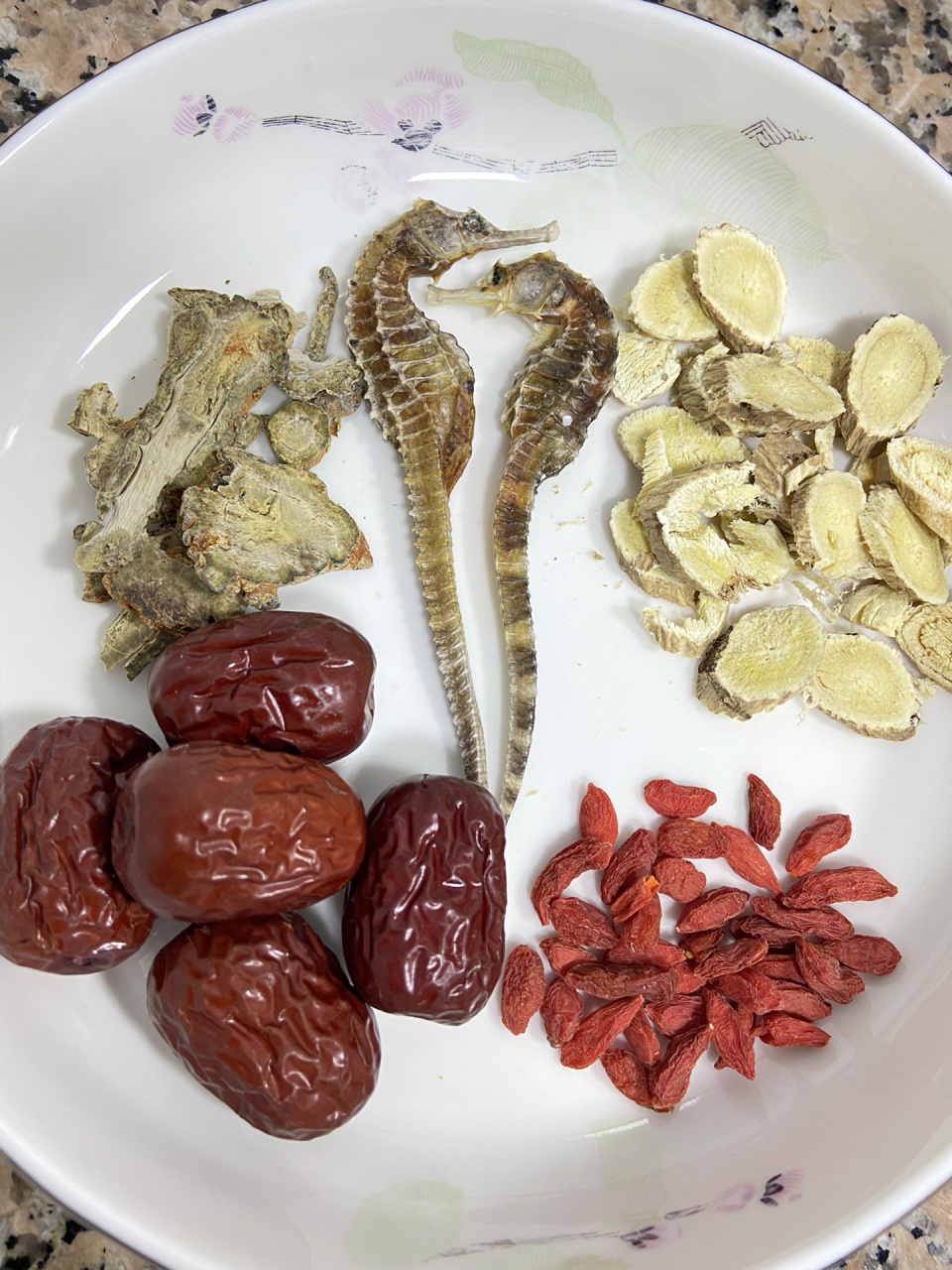 海马增高汤 材料: 海马公母一对 黄芪10克 三七10克 枸杞10克 红枣3-5