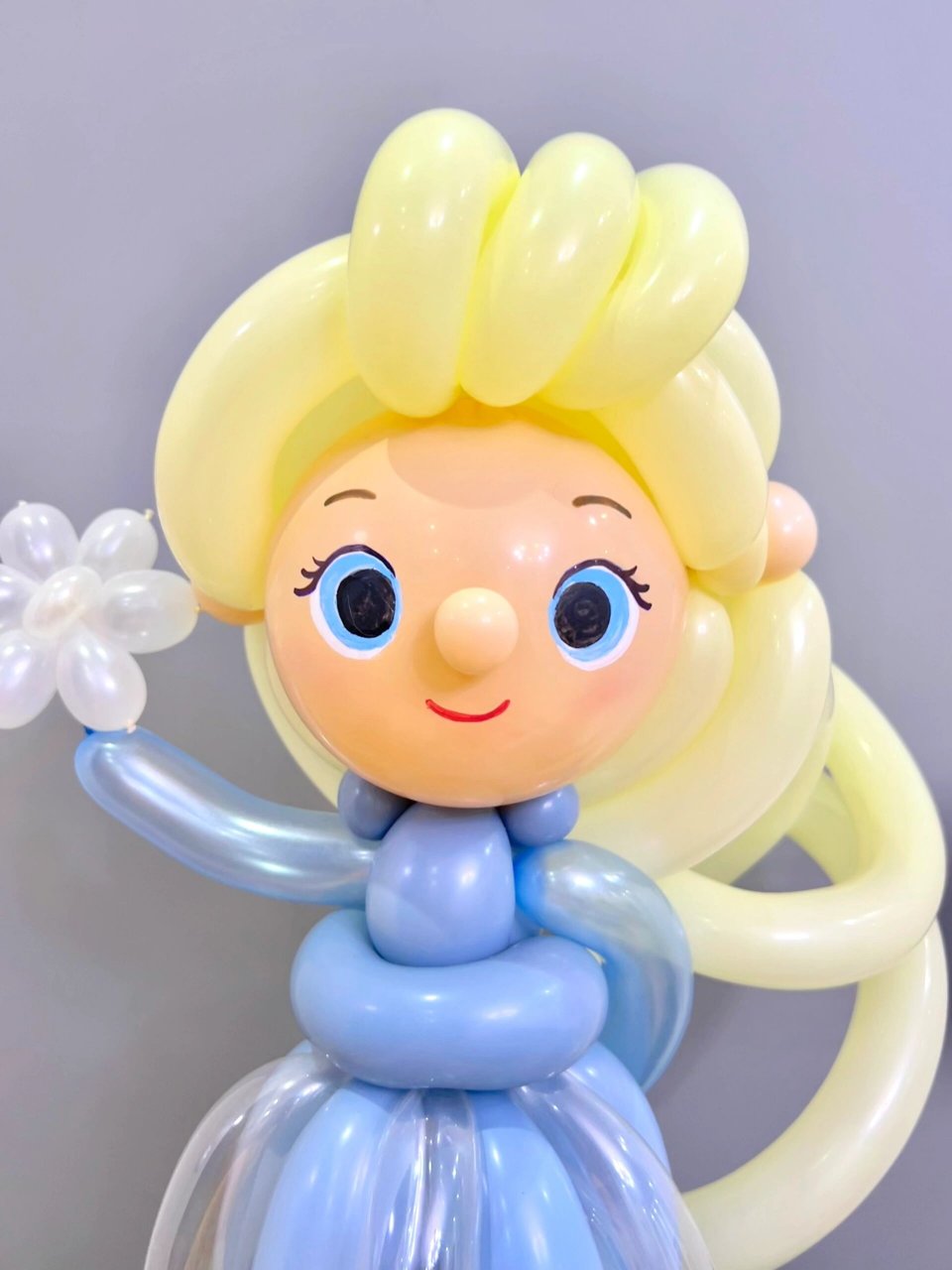 艾莎公主气球娃娃 好久没正经做过公主了 给艾莎穿了一条落日蓝的裙子